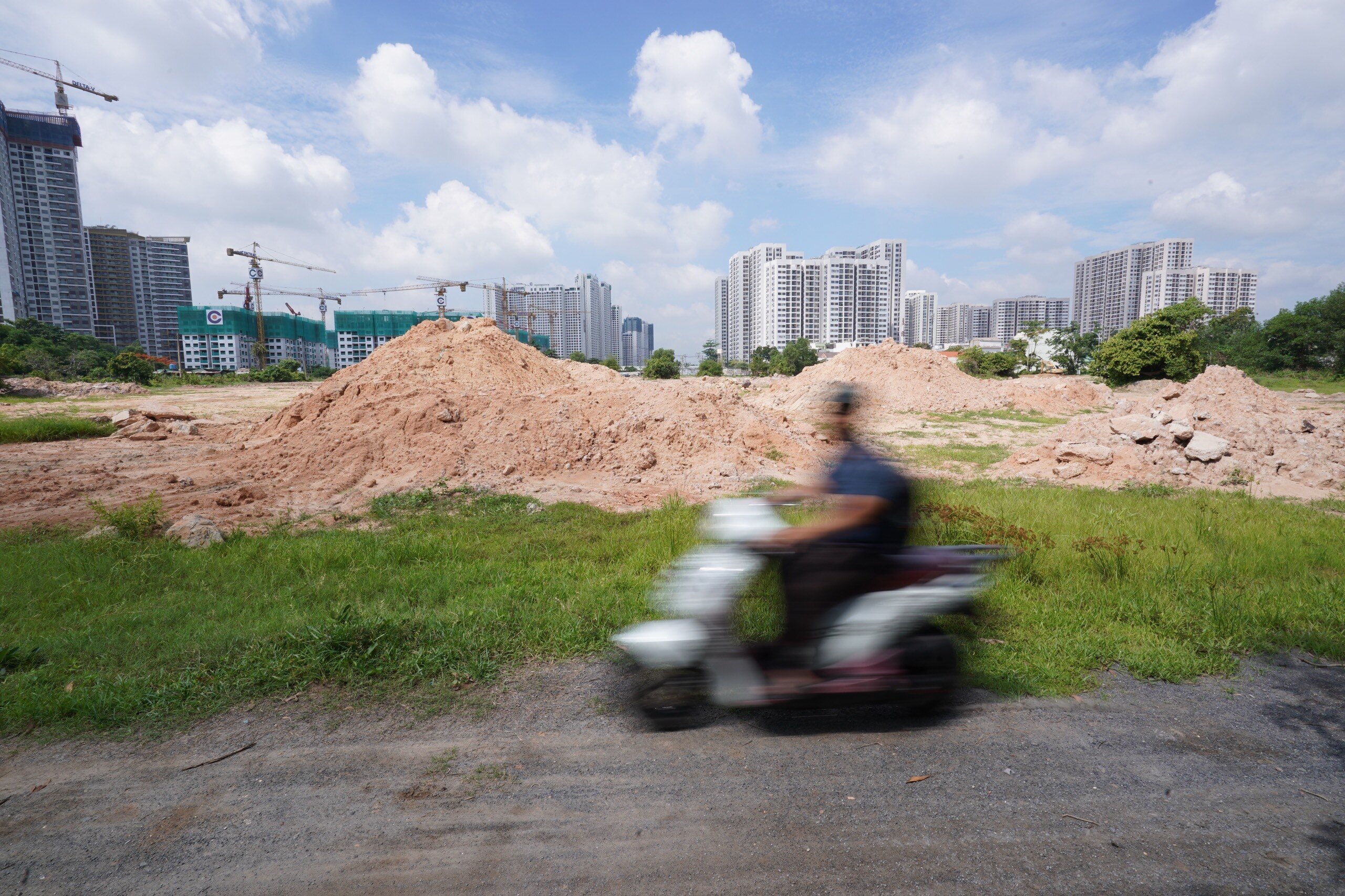 &Ocirc;ng T&aacute;m (ngụ phường Long B&igrave;nh) cho biết hiện một số hộ d&acirc;n đ&atilde; r&agrave;o một số l&ocirc; để đ&aacute;nh dấu phạm vi. "Sau khi b&agrave;n giao mặt bằng, người d&acirc;n đ&atilde; tạm chuyển đi, tuy nhi&ecirc;n vẫn c&ograve;n một số hộ chưa di dời hết", &ocirc;ng T&aacute;m cho biết.
