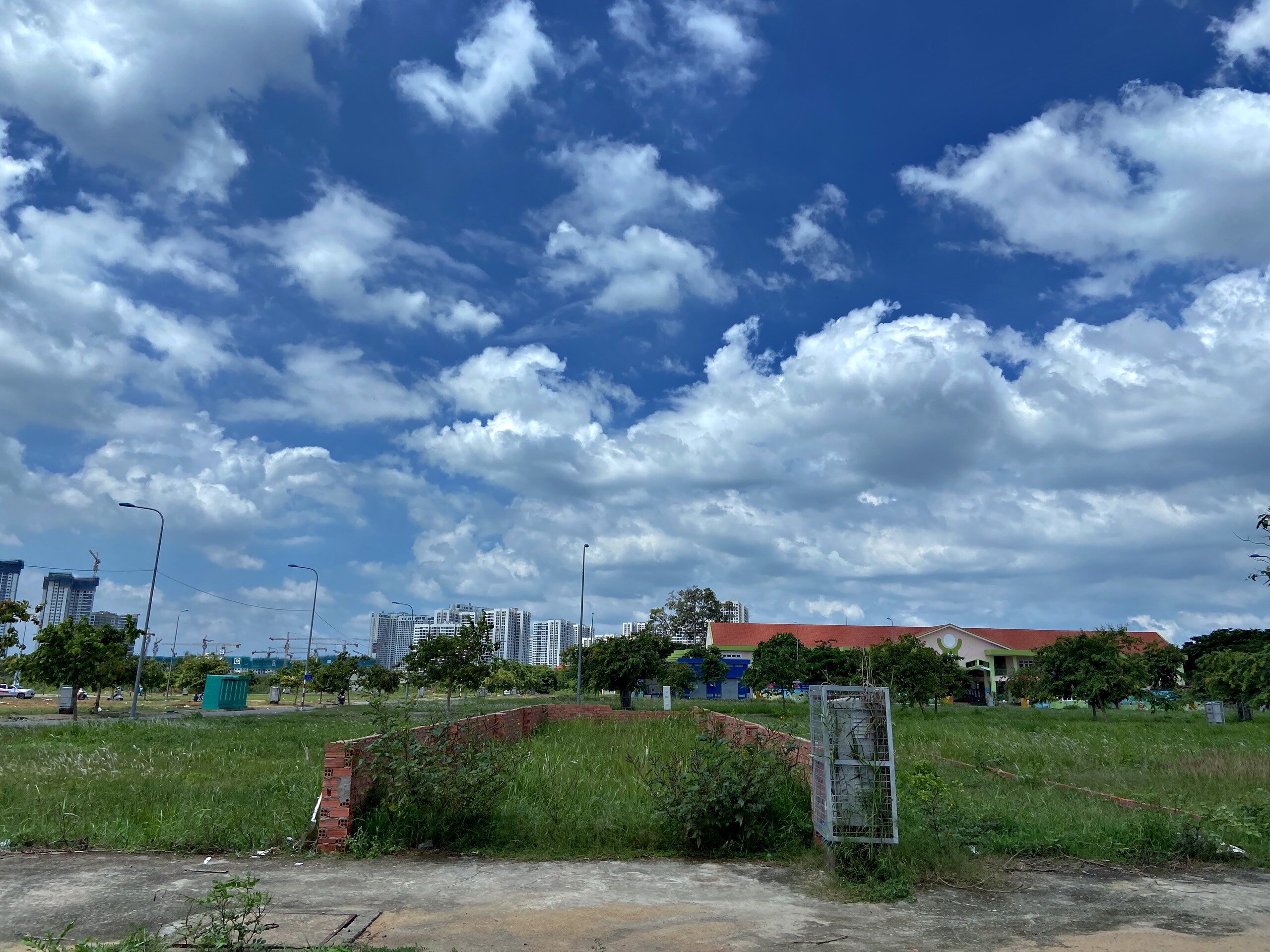 Một vị tr&iacute; mặt bằng được r&agrave;o lưới để ph&acirc;n chia ranh giới đất tại khu t&aacute;i định cư Long B&igrave;nh.