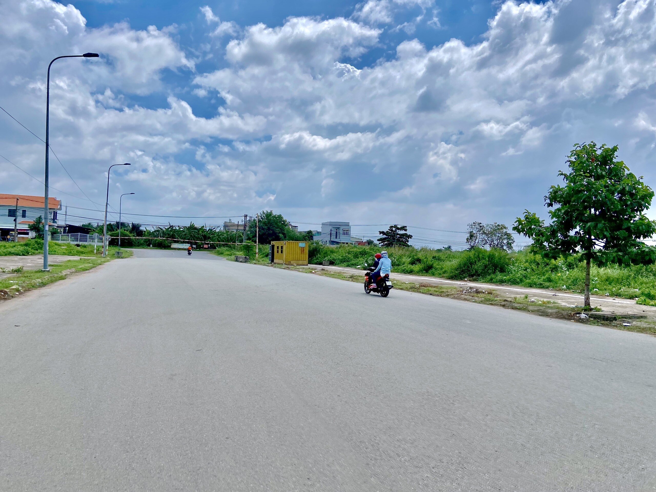 Tuy&ecirc;́n đường 9A nằm ở trung t&acirc;m khu đ&acirc;́t này c&oacute; hai mặt tiếp gi&aacute;p l&agrave; đường số 6 v&agrave; đường 10A c&oacute; mặt cắt ngang rộng r&atilde;i, th&ocirc;ng tho&aacute;ng.