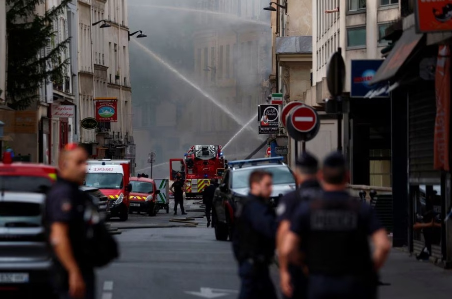 Vụ nổ xảy ra tr&ecirc;n phố Rue Saint-Jacques (k&eacute;o d&agrave;i từ Nh&agrave; thờ Đức B&agrave; Paris tới Đại học Sorbonne) ở Thủ đ&ocirc; Paris, Ph&aacute;p v&agrave;o khoảng 16h55 (giờ địa phương) ng&agrave;y 21/6, khiến &iacute;t nhất 37 người bị thương; 2 người mất t&iacute;ch. Trong số người bị thương c&oacute; 4 người đang nguy kịch. (Ảnh: Reuters)