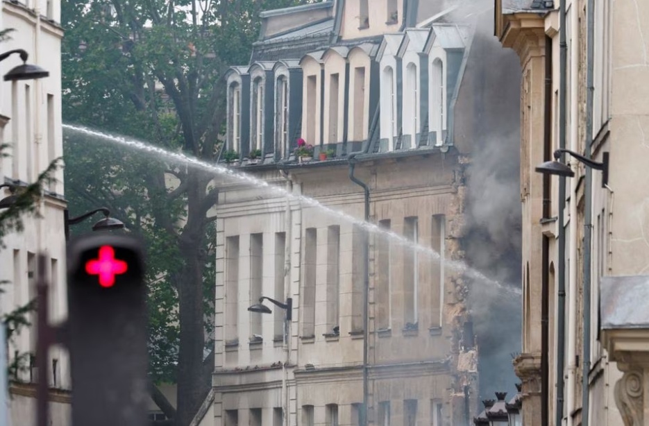Vụ nổ ph&aacute; hủy mặt ngo&agrave;i t&ograve;a nh&agrave; nơi đặt trụ sở Học viện Mỹ tại Paris - trường thiết kế c&oacute; đ&ocirc;ng đảo sinh vi&ecirc;n nước ngo&agrave;i theo học. Một v&agrave;i t&ograve;a nh&agrave; gần đ&oacute; đ&atilde; được sơ t&aacute;n. Khoảng 2 giờ sau khi vụ nổ xảy ra, đội phản ứng nhanh vẫn đang hỗ trợ những người bị sốc. Một phụ nữ ngất xỉu giữa phố. (Ảnh: Reuters)