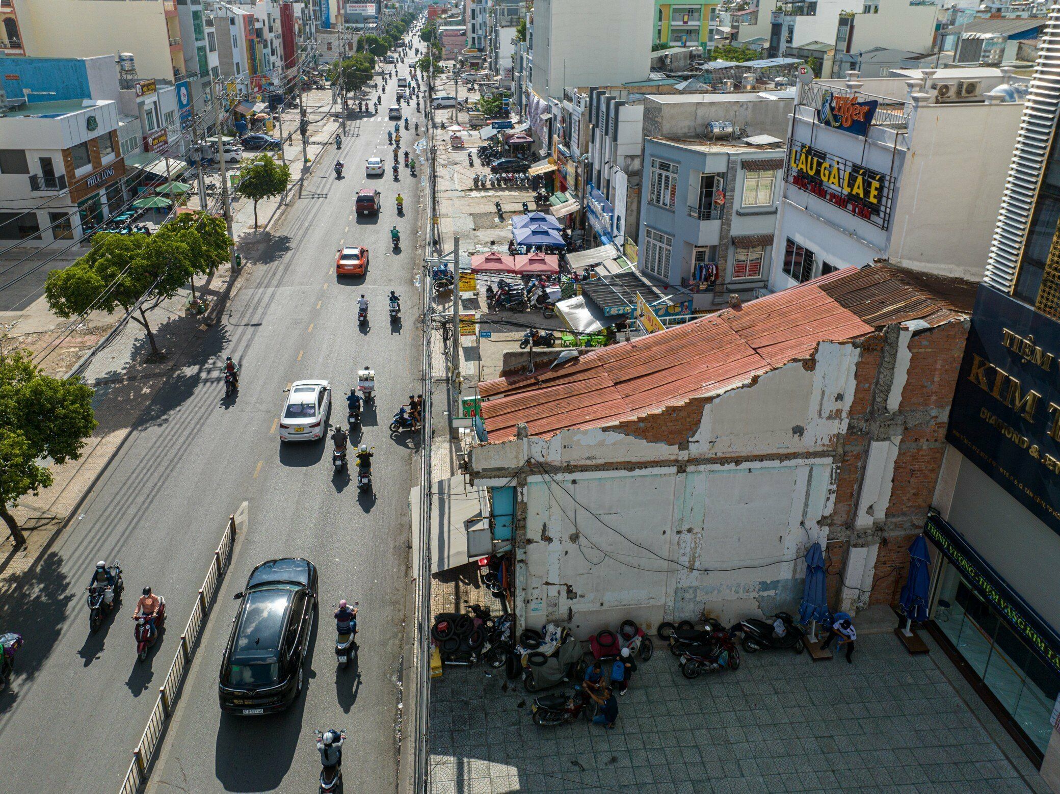 Một trường hợp chưa b&agrave;n giao mặt bằng tr&ecirc;n đường C&aacute;ch Mạng Th&aacute;ng 8, đoạn qua quận T&acirc;n B&igrave;nh.