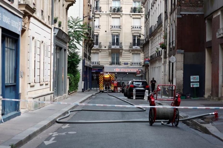 Anh Khal Ilsey - nh&acirc;n vi&ecirc;n tại qu&aacute;n bar tr&ecirc;n phố Rue Saint-Jacques, cho biết sau khi nghe thấy tiếng nổ lớn, anh liền chạy ra ngo&agrave;i v&agrave; nh&igrave;n thấy đ&aacute;m ch&aacute;y dữ dội ở cuối phố. (Ảnh: Reuters)