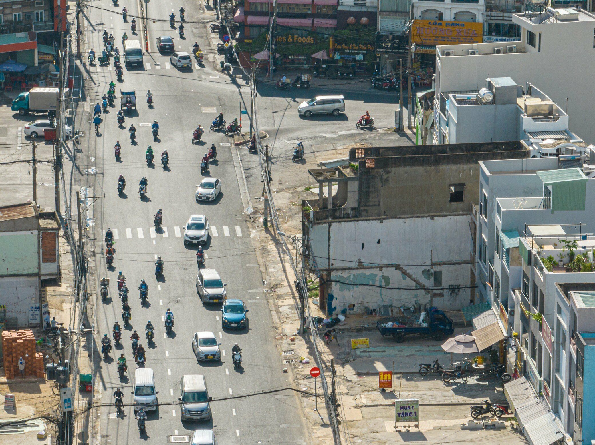 Tương tự, đ&acirc;y l&agrave; một trong số &iacute;t mặt bằng c&ograve;n vướng lại tr&ecirc;n đường Trường Chinh (quận T&acirc;n B&igrave;nh) v&igrave; chưa đồng thuận gi&aacute; bồi thường.