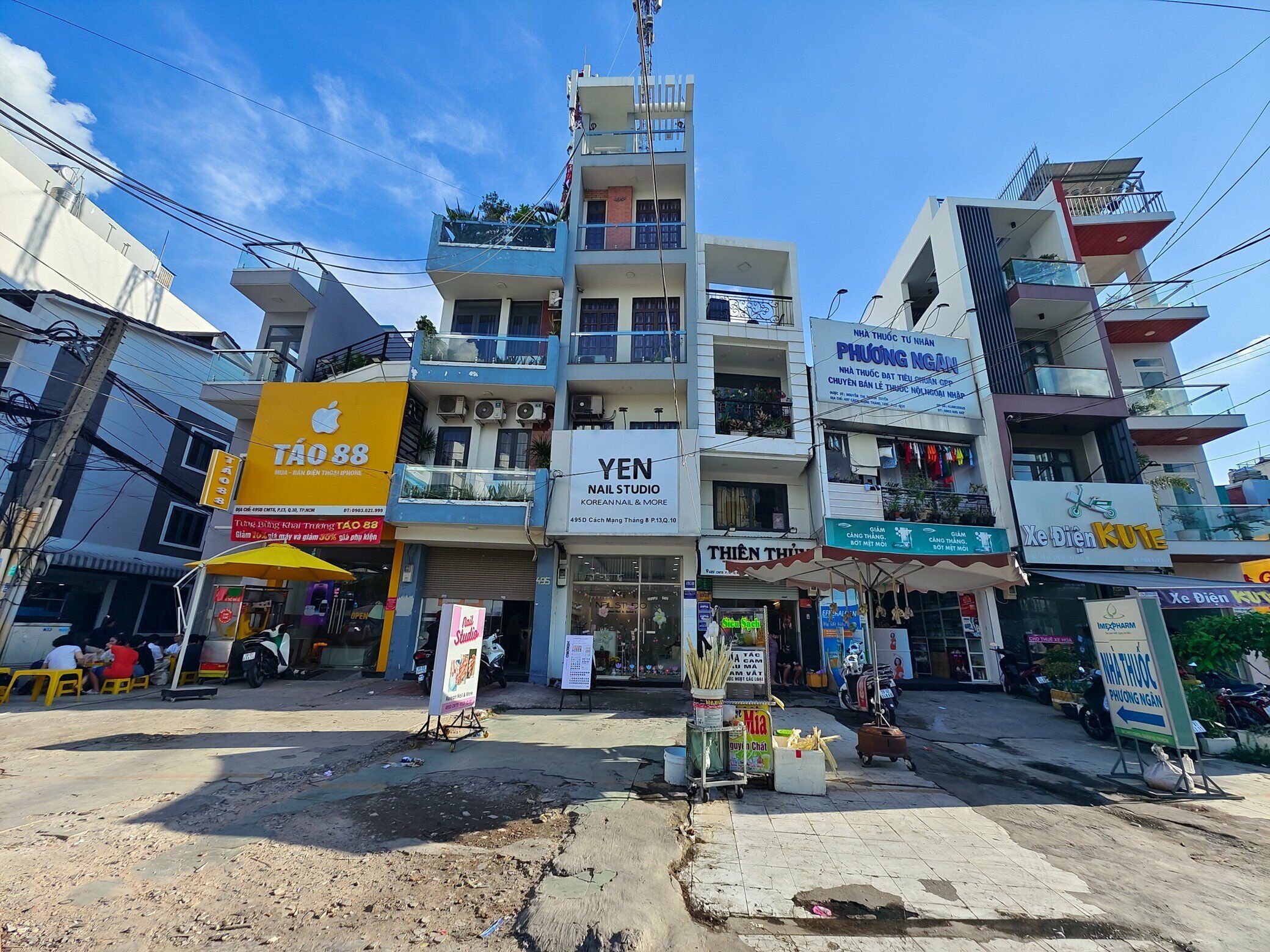 Dọc tuyến đường C&aacute;ch Mạng Th&aacute;ng 8 c&oacute; tuyến metro số 2 đi qua, hầu hết mặt bằng đ&atilde; được th&aacute;o dỡ, vỉa h&egrave; th&ocirc;ng tho&aacute;ng. Nhiều người d&acirc;n bu&ocirc;n b&aacute;n tạm rải r&aacute;c khu vực n&agrave;y.