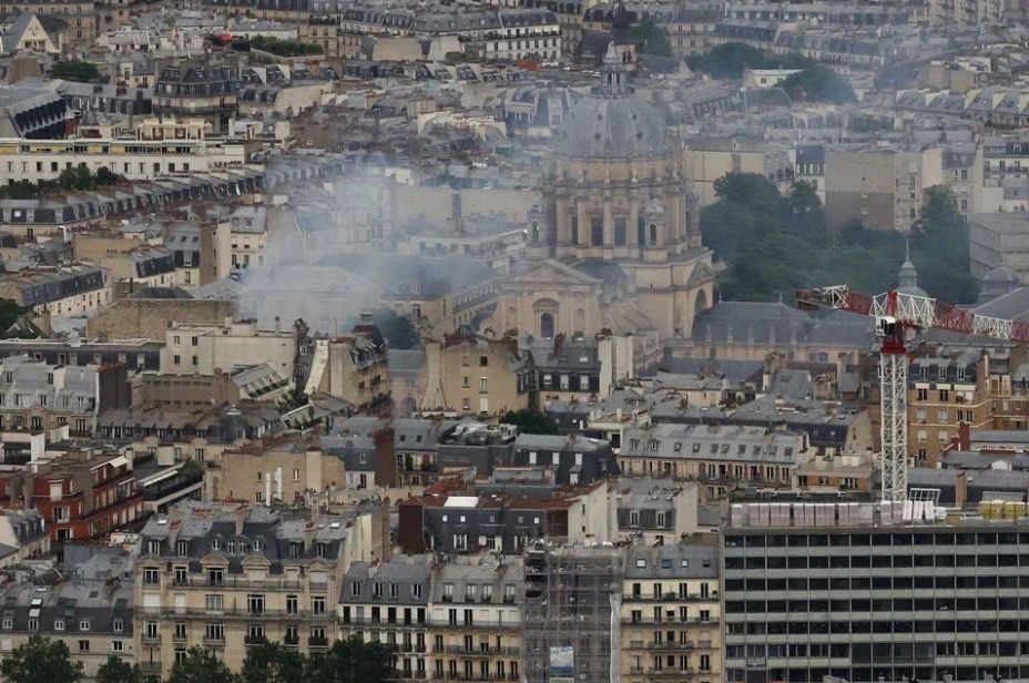 Theo c&ocirc;ng tố vi&ecirc;n Paris Laure Beccuau, c&aacute;c dấu hiệu ban đầu cho thấy vụ nổ bắt nguồn từ b&ecirc;n trong t&ograve;a nh&agrave; đặt cơ sở của Học viện Mỹ tại Paris. C&aacute;c điều tra vi&ecirc;n sẽ t&igrave;m hiểu liệu c&oacute; xảy ra t&igrave;nh trạng vi phạm quy định an to&agrave;n tại t&ograve;a nh&agrave; hoặc một c&aacute; nh&acirc;n n&agrave;o đ&oacute; đ&atilde; h&agrave;nh động sơ suất hay kh&ocirc;ng. (Ảnh: Reuters)