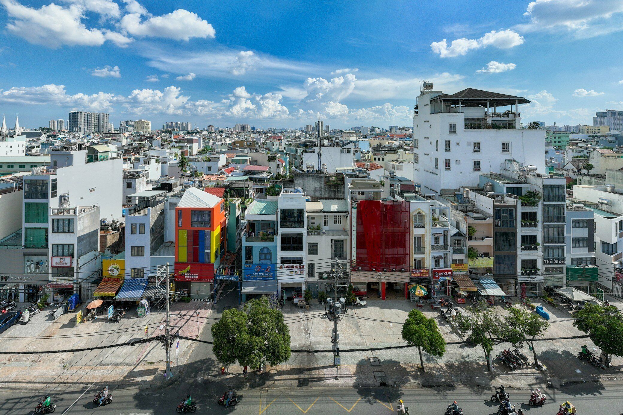 Metro Bến Th&agrave;nh - Tham Lương khi ho&agrave;n th&agrave;nh được kỳ vọng g&aacute;nh lượng lớn nhu cầu đi lại, giải b&agrave;i to&aacute;n kẹt xe ở cửa ng&otilde; t&acirc;y bắc TP.HCM. Dự &aacute;n đi qua 6 quận: 1, 3, 10, 12, T&acirc;n B&igrave;nh, T&acirc;n Ph&uacute; với diện t&iacute;ch thu hồi 251.136m2, trong đ&oacute; c&oacute; 603 trường hợp bị ảnh hưởng.