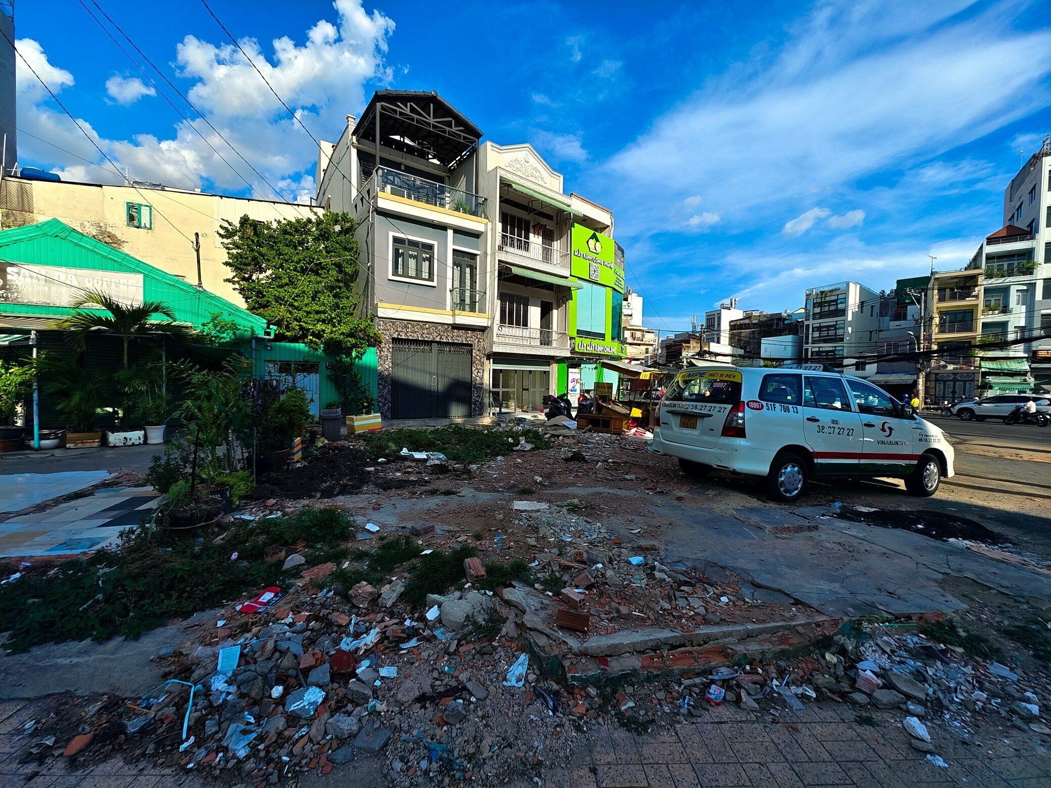 L&agrave; một trong những trường hợp b&agrave;n giao 173m2 tr&ecirc;n tổng 240m2 mặt bằng cho địa phương hồi th&aacute;ng 6/2020, &ocirc;ng Nguyễn Văn Khen, ngụ quận T&acirc;n B&igrave;nh cho hay rất kỳ vọng c&ocirc;ng tr&igrave;nh sớm khởi c&ocirc;ng. "Đ&atilde; 3 năm từ ng&agrave;y GPMB, tiền đền b&ugrave; cũng tương đối, nhưng kh&ocirc;ng thể so với gi&aacute; trị thực tế, do đ&oacute; người d&acirc;n ai cũng tr&ocirc;ng chờ dự &aacute;n l&agrave;m sớm để tr&aacute;nh l&atilde;ng ph&iacute;", &ocirc;ng Khen n&oacute;i.