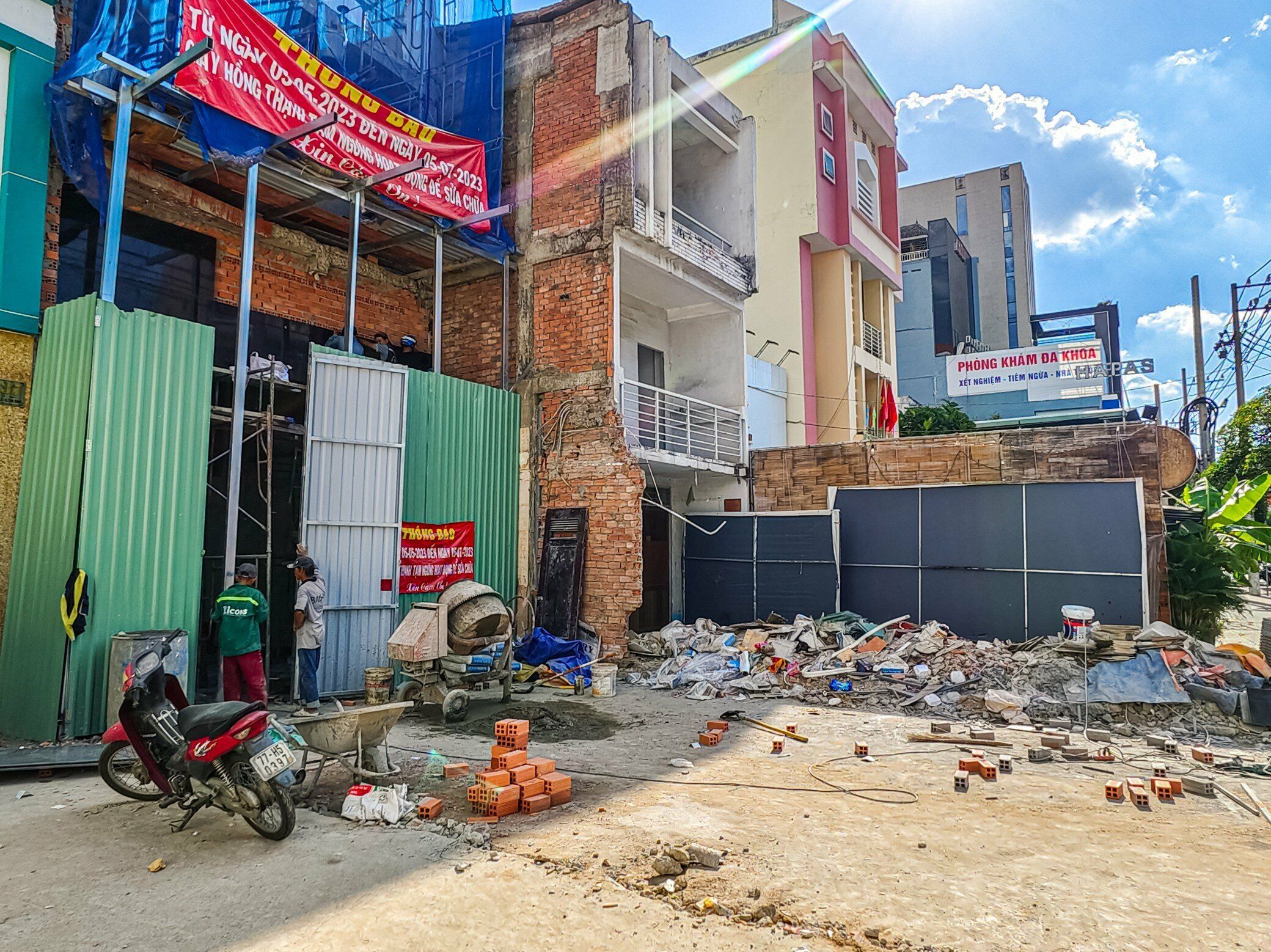 Người d&acirc;n sửa chữa lại nh&agrave; sau khi b&agrave;n giao một phần diện t&iacute;ch bị ảnh hưởng bởi dự &aacute;n.