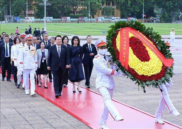 Trong chuyến thăm cấp Nh&agrave; nước tới Việt Nam, trước đ&oacute;, Tổng thống Yoon Suk Yeol v&agrave; Phu nh&acirc;n, c&ugrave;ng Đo&agrave;n đại biểu cấp cao H&agrave;n Quốc đến đặt v&ograve;ng hoa, v&agrave;o Lăng viếng Chủ tịch Hồ Ch&iacute; Minh.
Đ&acirc;y l&agrave; chuyến thăm cấp Nh&agrave; nước đầu ti&ecirc;n tới Việt Nam của Tổng thống H&agrave;n Quốc Yoon Suk Yeol v&agrave; Việt Nam cũng l&agrave; nước Đ&ocirc;ng Nam &Aacute; đầu ti&ecirc;n &ocirc;ng tới thăm sau khi nhậm chức hồi th&aacute;ng 5/2022.