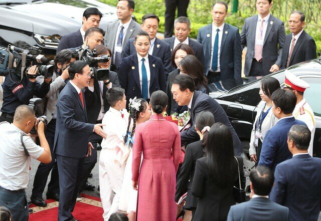 S&aacute;ng 23/6, lễ đ&oacute;n Tổng thống H&agrave;n Quốc Yoon Suk Yeol v&agrave; phu nh&acirc;n được tổ chức trọng thể tại Phủ Chủ tịch. 
Đ&uacute;ng 9h, đo&agrave;n xe đưa Tổng thống, phu nh&acirc;n v&agrave; đo&agrave;n tiến v&agrave;o Phủ Chủ tịch.