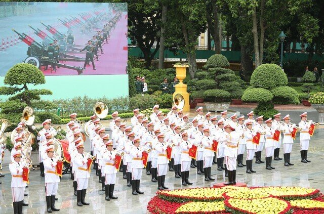 Qu&acirc;n nhạc cử Quốc thiều hai nước.