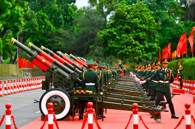 Tr&ecirc;n nền quốc ca hai nước, 21 loạt đại b&aacute;c rền vang từ Ho&agrave;ng th&agrave;nh Thăng Long trong nghi thức ch&agrave;o đ&oacute;n cao nhất d&agrave;nh cho chuyến thăm cấp Nh&agrave; nước đầu ti&ecirc;n của nguy&ecirc;n thủ H&agrave;n Quốc đến Việt Nam.