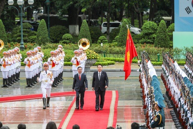 Chủ tịch nước V&otilde; Văn Thưởng mời Tổng thống H&agrave;n Quốc duyệt đội danh dự Qu&acirc;n đội nh&acirc;n d&acirc;n Việt Nam v&agrave; hai nh&agrave; l&atilde;nh đạo c&ugrave;ng chứng kiến phần diễu binh ch&agrave;o mừng của Đội Danh dự Qu&acirc;n đội Nh&acirc;n d&acirc;n Việt Nam.