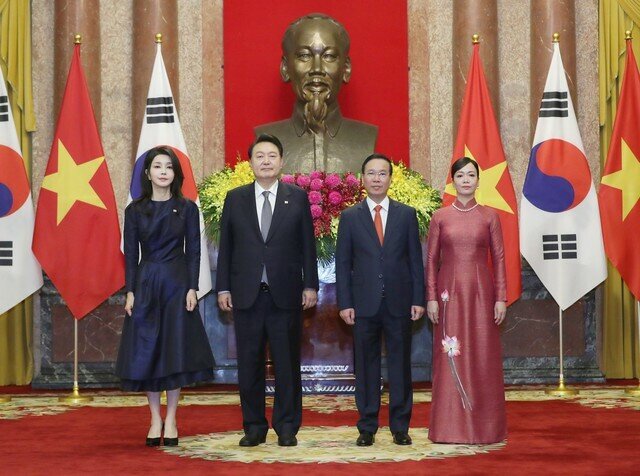 Sau lễ đ&oacute;n, Chủ tịch nước v&agrave; Tổng thống H&agrave;n Quốc tiến h&agrave;nh hội đ&agrave;m.