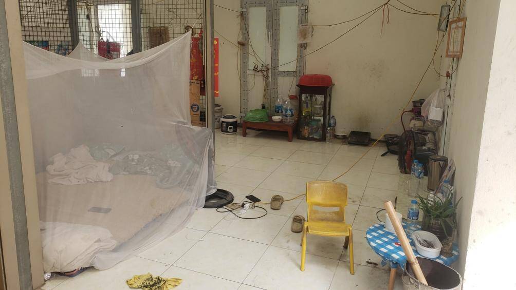 Tại một ki-ốt b&ecirc;n trong chợ c&oacute; người d&acirc;n dọn đến để ở như một nh&agrave; trọ.