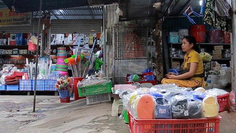 "Trước đ&acirc;y khi bu&ocirc;n b&aacute;n ở chợ Ph&uacute; Đ&ocirc; th&igrave; c&aacute;c tiểu thương bu&ocirc;n b&aacute;n thuận lợi. Khi x&acirc;y dựng chợ, ch&uacute;ng t&ocirc;i phải chuyển về chợ tạm th&igrave; việc kinh doanh kh&oacute; khăn. Ch&iacute;nh quyền th&igrave; cứ hứa hết lần n&agrave;y đến lần kh&aacute;c nhưng m&atilde;i chưa được về chợ mới", một tiểu thương chia sẻ.