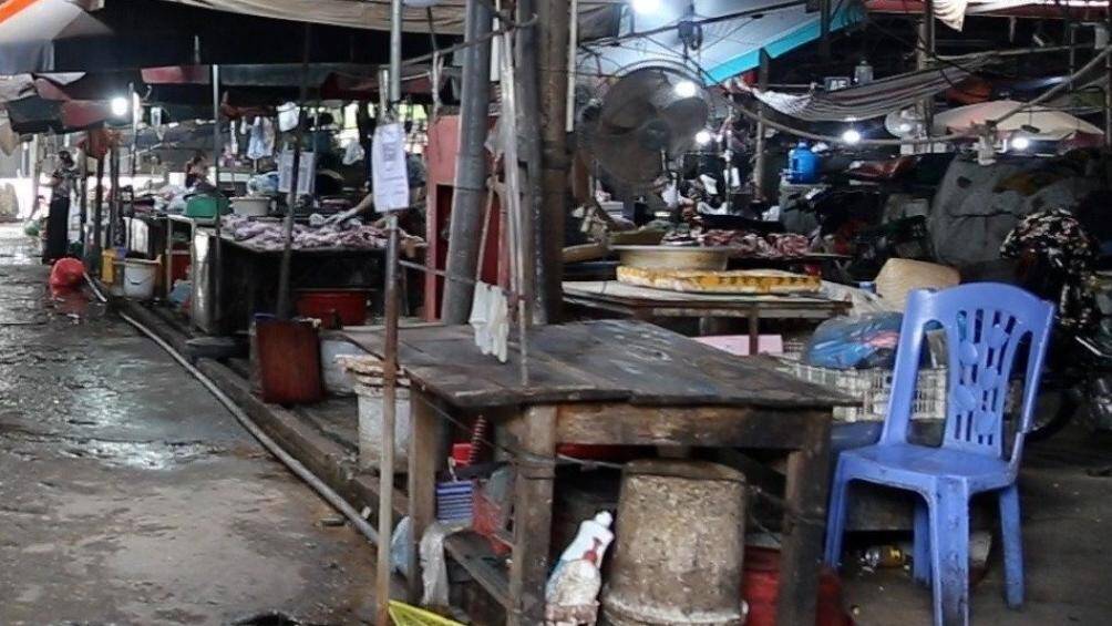 Trong khi chợ Ph&uacute; Đ&ocirc; x&acirc;y xong bị bỏ hoang, th&igrave; gần đ&oacute;, c&aacute;c tiểu thương vẫn phải bu&ocirc;n b&aacute;n trong chợ tạm xập xệ. Nhiều tiểu thương b&agrave;y tỏ mong muốn sớm được về chợ mới.