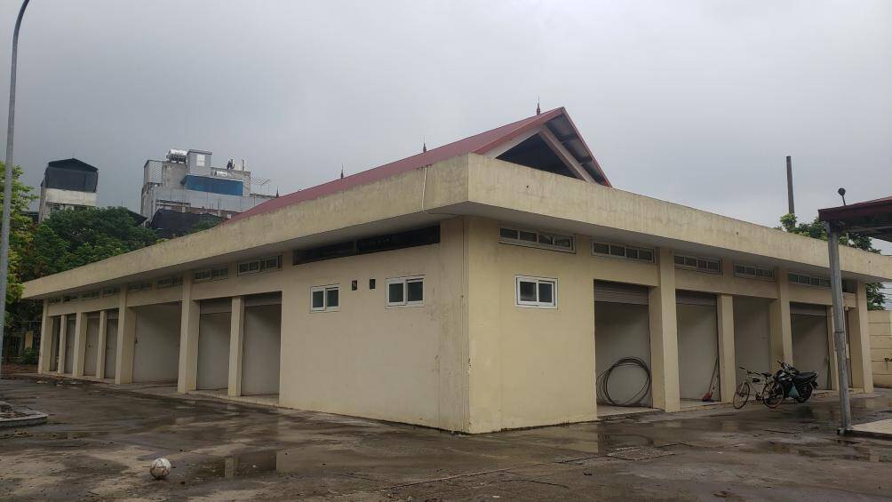 C&aacute;c gian h&agrave;ng ở chợ cũng được chia theo khu, ph&ugrave; hợp với nhu cầu mua b&aacute;n của người d&acirc;n như khu h&agrave;ng tạp ho&aacute;, rau quả, thực phẩm...