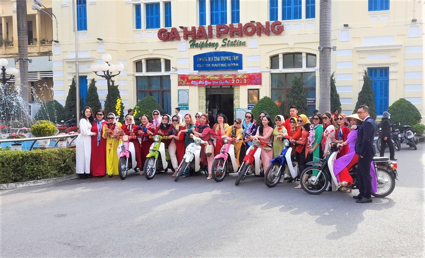 Nh&agrave; ga Hải Ph&ograve;ng hiện đang l&agrave; điểm đến check-in hấp dẫn tr&ecirc;n h&agrave;nh tr&igrave;nh food tour Hải Ph&ograve;ng bằng t&agrave;u hỏa. Ảnh: Du kh&aacute;ch tấp nập đến chụp ảnh