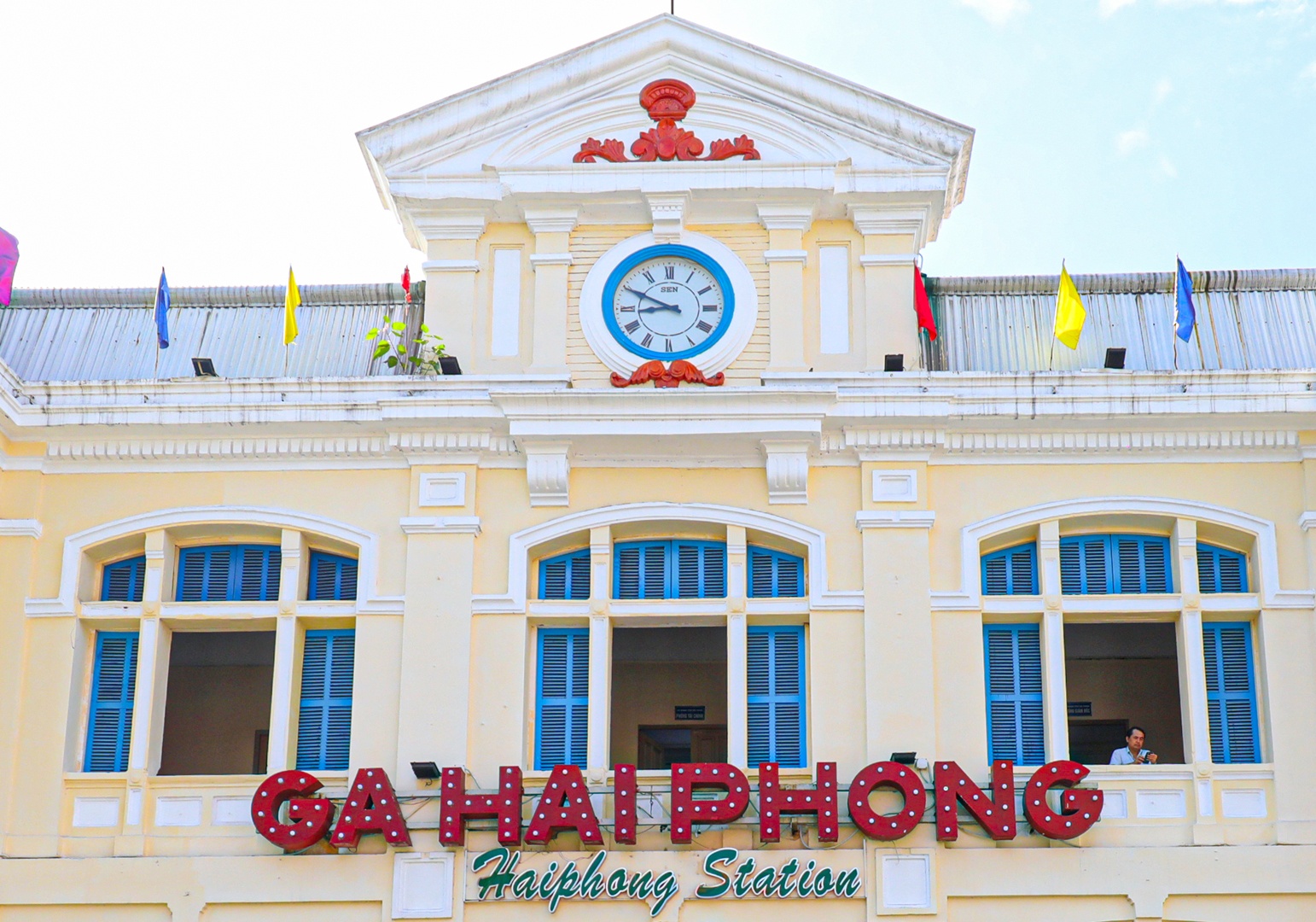 Mặt trước c&ocirc;ng tr&igrave;nh nh&agrave; ga ch&iacute;nh vẫn giữ nguy&ecirc;n, c&aacute;c n&eacute;t kiến tr&uacute;c ban đầu khi x&acirc;y dựng như &ocirc; văng cửa sổ, khung cửa chớp..., đặc biệt l&agrave; chiếc đồng hồ ph&iacute;a tr&ecirc;n c&ugrave;ng. &Ocirc;ng Đặng Tiến Mạnh, Trưởng ga Hải Ph&ograve;ng cho biết, to&agrave;n bộ kết cấu nh&agrave; ga 2 tầng, hoa văn, s&agrave;n gỗ tầng 2, cầu thang gỗ... của nh&agrave; ga gần như c&ograve;n nguy&ecirc;n bản, chỉ một số n&eacute;t hoa văn, hay m&aacute;i t&ocirc;n... bị hỏng, phải l&agrave;m mới.