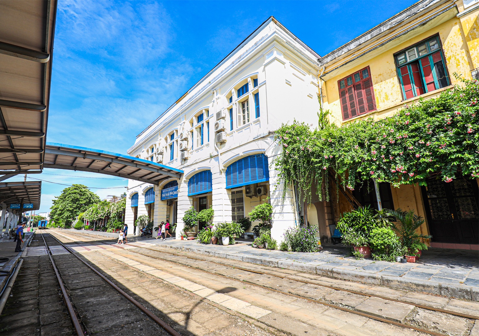 Ph&iacute;a trong nh&agrave; ga ng&agrave;y nay, tuy c&oacute; thay đổi c&aacute;c c&ocirc;ng tr&igrave;nh phục vụ h&agrave;nh kh&aacute;ch, tổ chức chạy t&agrave;u, nhưng cơ bản vẫn giữ được n&eacute;t xưa. &Ocirc;ng Đặng Tiến Mạnh cho biết, nh&agrave; ga tr&uacute;ng bom Mỹ năm 1972, một b&ecirc;n d&atilde;y nh&agrave; 1 tầng b&ecirc;n phải bị san phẳng, sau x&acirc;y lại th&agrave;nh nh&agrave; 2 tầng, kh&ocirc;ng giữ được kiến tr&uacute;c cũ. Tuy nhi&ecirc;n, với phần c&ograve;n lại gồm nh&agrave; 2 tầng sảnh ch&iacute;nh v&agrave; d&atilde;y nh&agrave; phụ gần như vẫn giữ như cũ, chỉ cải tạo một số nội thất cho ph&ugrave; hợp với nhu cầu sử dụng hiện nay.