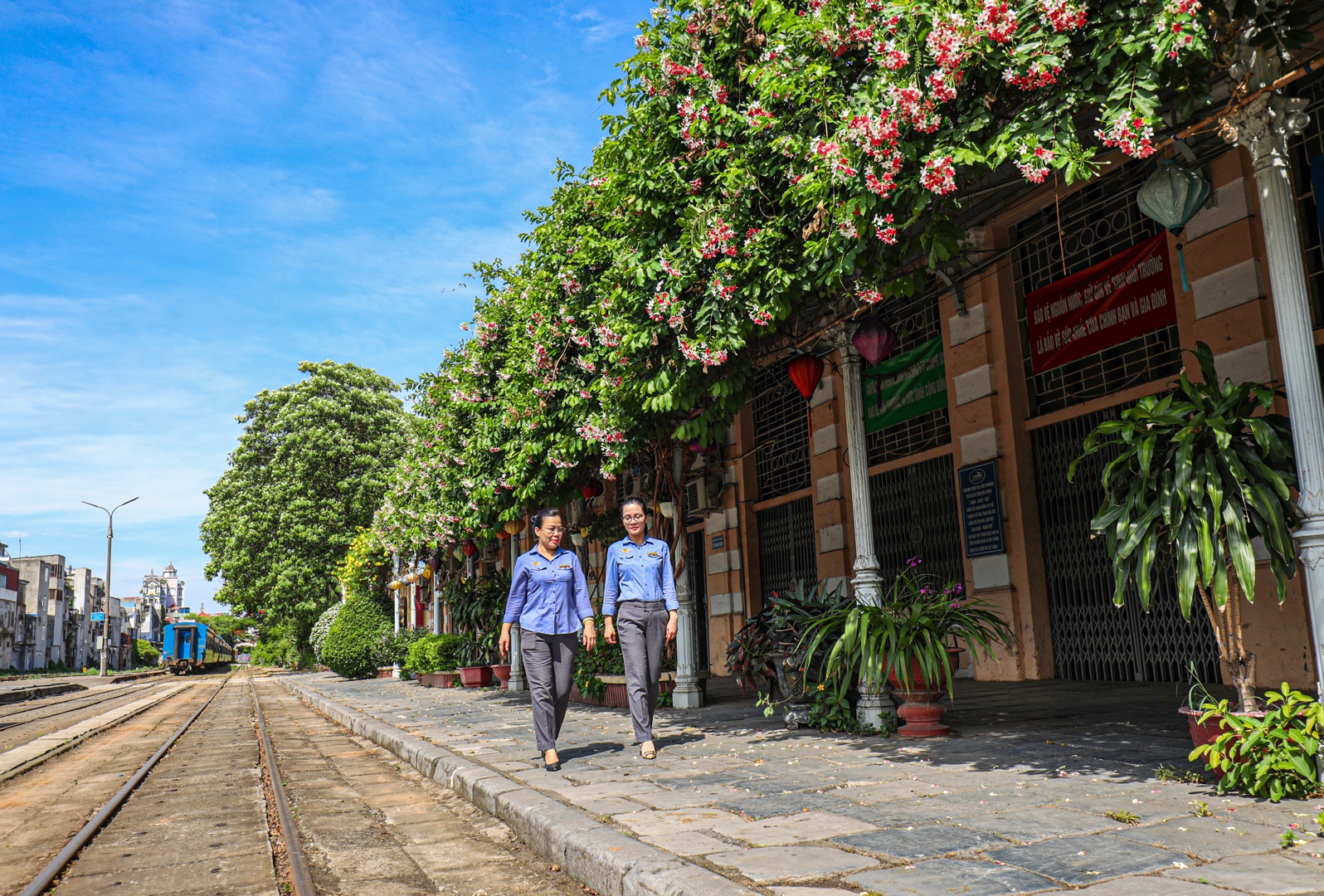 D&atilde;y nh&agrave; phụ b&ecirc;n tr&aacute;i c&ograve;n giữ nguy&ecirc;n kết cấu, kiến tr&uacute;c v&agrave; cả gi&agrave;n hoa bằng nh&ocirc;m đ&uacute;c, h&agrave;nh lang l&aacute;t đ&aacute; xanh nguy&ecirc;n khối.