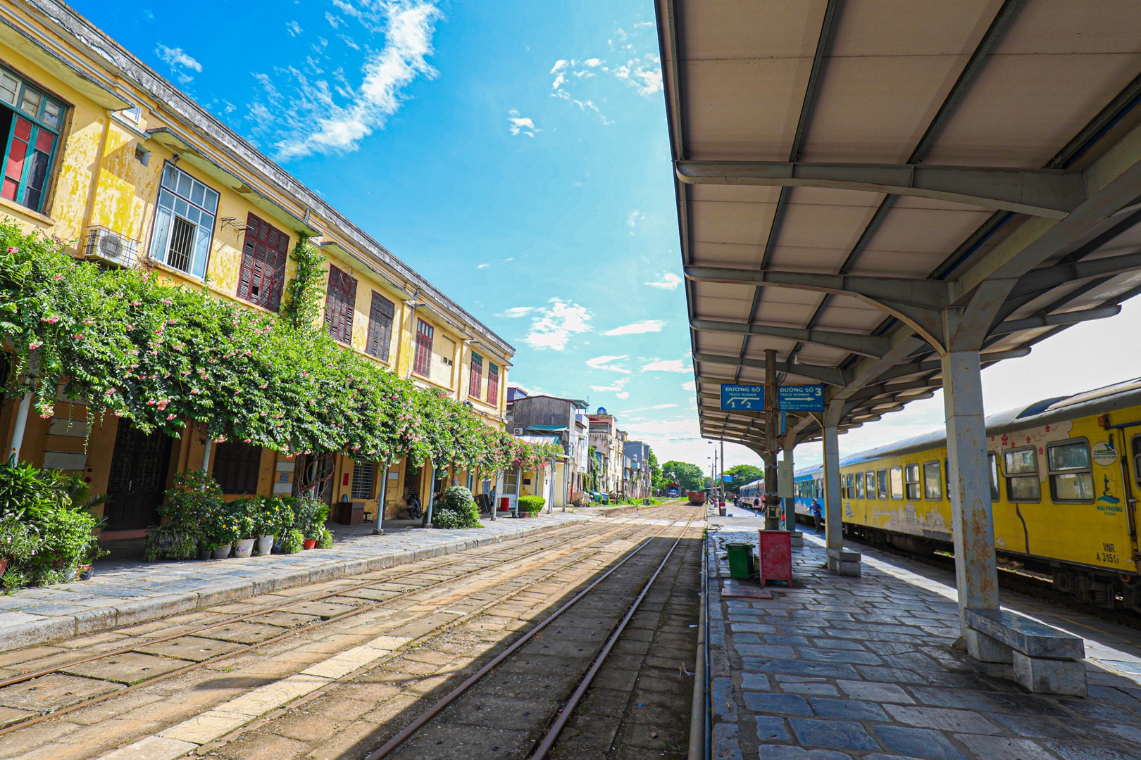 D&atilde;y nh&agrave; phụ 2 tầng được x&acirc;y lại ph&iacute;a b&ecirc;n phải, tuy kh&ocirc;ng giữ được kết cấu cũ nhưng đường sắt cũng đ&atilde; giữ c&aacute;c n&eacute;t kiến tr&uacute;c tương tự, từ &ocirc; cửa sổ tr&ecirc;n tầng 2, cửa ra v&agrave;o ph&ograve;ng l&agrave;m việc tầng 1, cả m&agrave;u v&ocirc;i v&agrave;ng v&agrave; gi&agrave;n hoa...