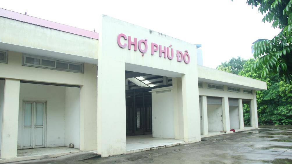 Dự &aacute;n chợ Ph&uacute; Đ&ocirc;, phường Ph&uacute; Đ&ocirc;, quận Nam Từ Li&ecirc;m (H&agrave; Nội) được x&acirc;y dựng v&agrave; ho&agrave;n th&agrave;nh v&agrave;o cuối năm 2016 với tổng kinh ph&iacute; l&agrave; 18 tỷ đồng, lấy từ nguồn vốn ng&acirc;n s&aacute;ch. Dự &aacute;n do UBND quận Nam Từ Li&ecirc;m l&agrave;m chủ đầu tư v&agrave; Ban Quản l&yacute; dự &aacute;n đầu tư x&acirc;y dựng quận l&agrave;m đại diện chủ đầu tư.