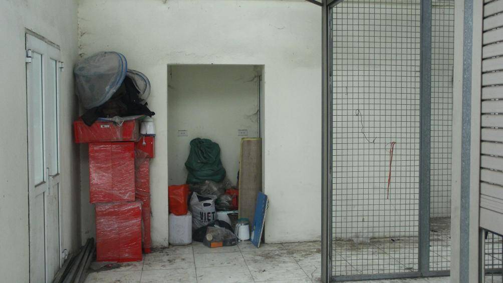 Theo ghi nhận của PV B&aacute;o Giao th&ocirc;ng v&agrave;o chiều 24/6, tại khu vực chợ Ph&uacute; Đ&ocirc; kh&ocirc;ng c&oacute; hoạt động bu&ocirc;n b&aacute;n, nhiều ki-ốt trở th&agrave;nh nơi tập kết r&aacute;c.