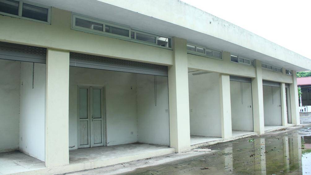 Tuy nhi&ecirc;n, sau hơn 7 năm ho&agrave;n th&agrave;nh, đến nay chợ Ph&uacute; Đ&ocirc; vẫn đang trong t&igrave;nh trạng bỏ hoang, một số hạng mục đ&atilde; bắt đầu c&oacute; dấu hiệu xuống cấp.