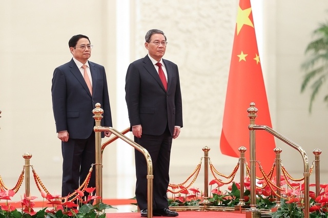 Thủ tướng Phạm Minh Ch&iacute;nh v&agrave; Thủ tướng Trung Quốc L&yacute; Cường l&ecirc;n bục danh dự.