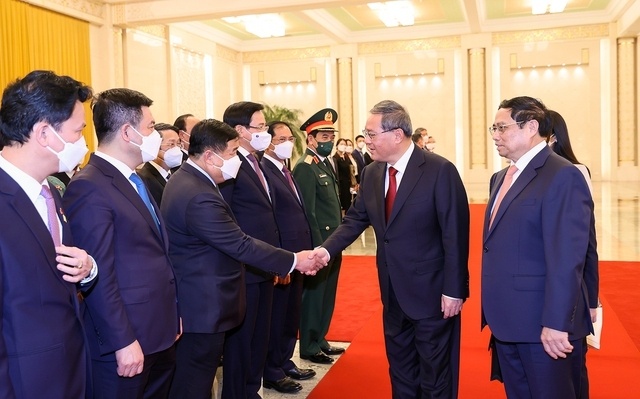 Thủ tướng Phạm Minh Ch&iacute;nh giới thiệu với Thủ tướng Trung Quốc L&yacute; Cường c&aacute;c th&agrave;nh vi&ecirc;n Đo&agrave;n đại biểu cấp cao Việt Nam.