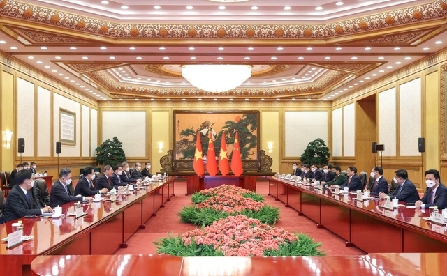 Sau Lễ đ&oacute;n, Thủ tướng L&yacute; Cường dẫn đầu Đo&agrave;n đại biểu cấp cao Trung Quốc v&agrave; Thủ tướng Phạm Minh Ch&iacute;nh dẫn đầu Đo&agrave;n đại biểu cấp cao Việt Nam tiến h&agrave;nh hội đ&agrave;m - Ảnh: VGP/Nhật Bắc