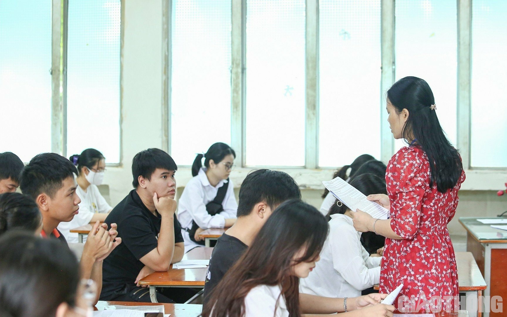 B&ecirc;n cạnh đ&oacute;, th&iacute; sinh sẽ nghe gi&aacute;m thị phổ biến về quy chế thi tốt nghiệp THPT,  lịch thi từng m&ocirc;n, c&aacute;c hiệu lệnh trống (hoặc chu&ocirc;ng) được sử dụng tại điểm thi...