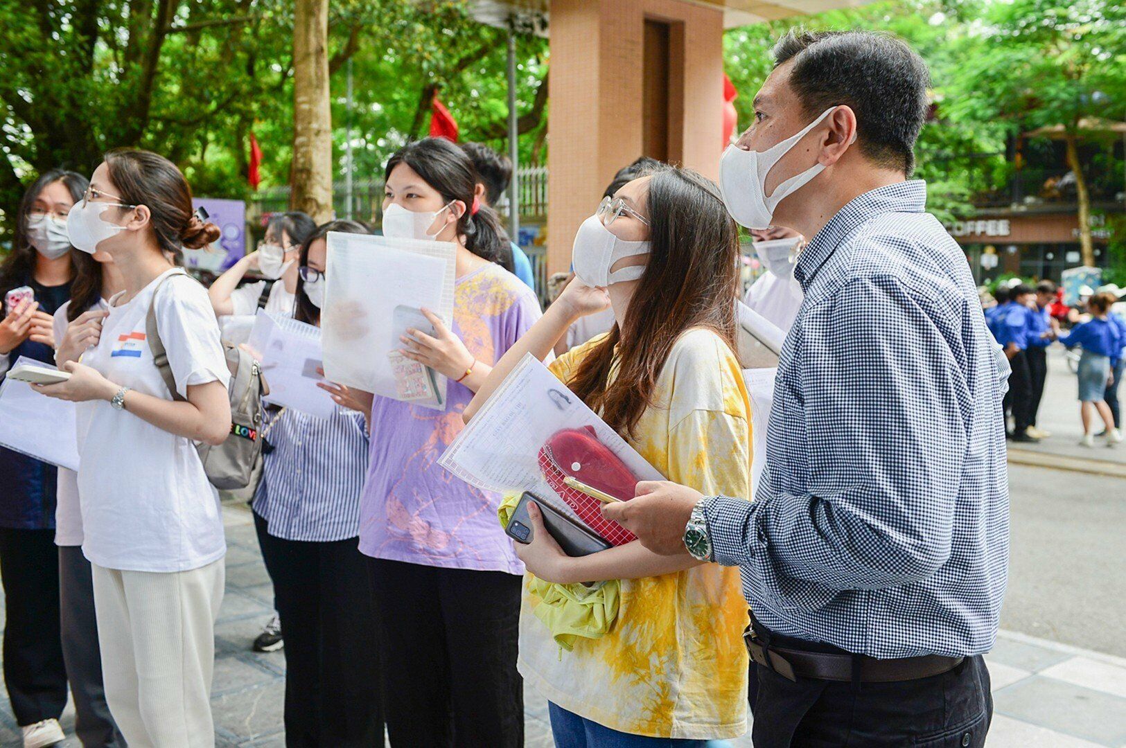 C&aacute;c bậc phụ huynh đều kh&ocirc;ng tr&aacute;nh khỏi lo lắng trước khi con bước v&agrave;o kỳ thi quan trọng sau 12 năm đ&egrave;n s&aacute;ch