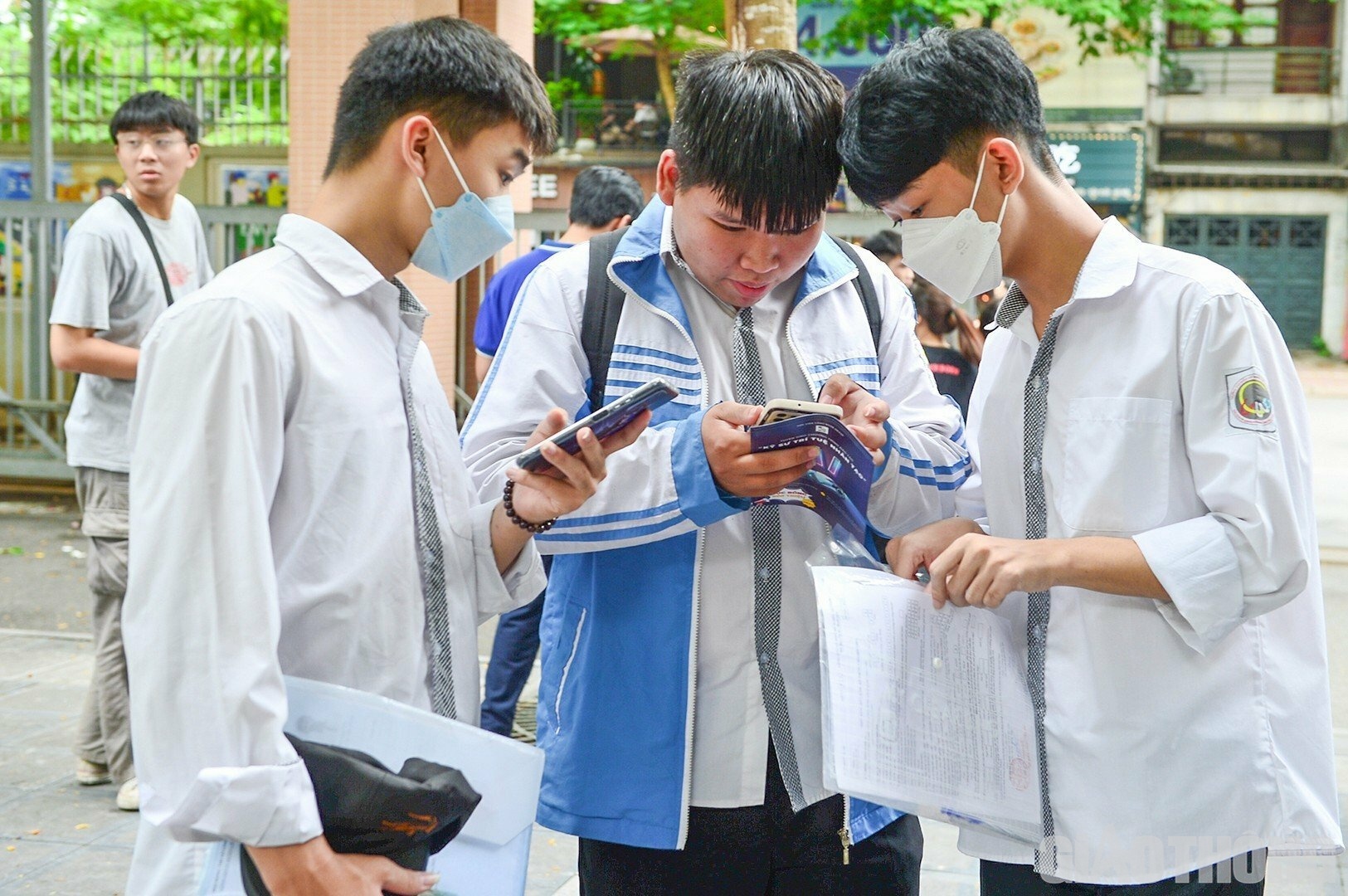 Năm nay, cả nước c&oacute; hơn 1 triệu th&iacute; sinh đăng k&yacute; thi tốt nghiệp THPT, nhiều hơn năm ngo&aacute;i khoảng 24 ngh&igrave;n em. Trong đ&oacute;, hơn 917 ngh&igrave;n em sẽ d&ugrave;ng kết quả thi để vừa x&eacute;t tốt nghiệp vừa x&eacute;t tuyển sinh đại học