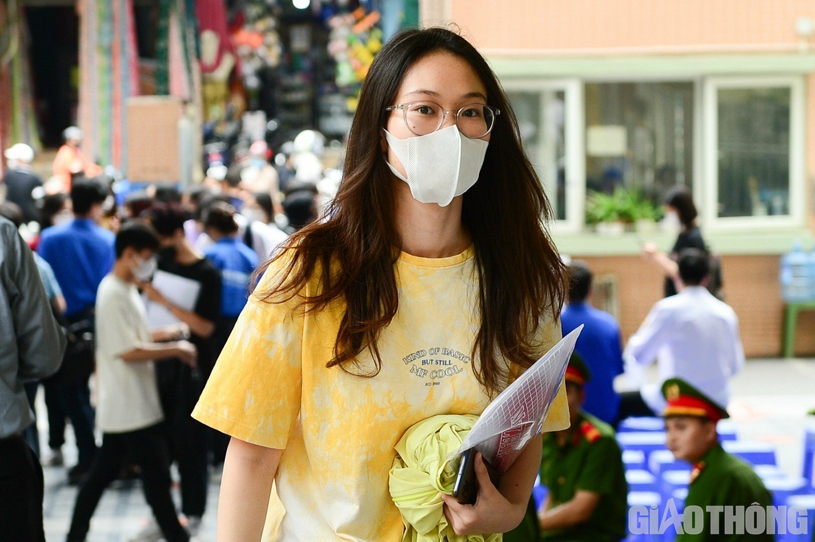 Th&iacute; sinh Nguyễn Ch&acirc;u Anh (quận Ba Đ&igrave;nh) cho biết: "Mặc d&ugrave; c&oacute; ch&uacute;t lo lắng nhưng em vẫn cố gắng giữ cho m&igrave;nh một t&acirc;m l&yacute; thoải m&aacute;i nhất. C&aacute;c kiến thức cơ bản em đ&atilde; nắm đầy đủ trong qu&aacute; tr&igrave;nh &ocirc;n luyện n&ecirc;n hiện tại chỉ cần đọc lại th&ecirc;m 1 số c&ocirc;ng thức to&aacute;n v&agrave; c&aacute;c d&agrave;n &yacute; b&agrave;i văn những ng&agrave;y gần đ&acirc;y"