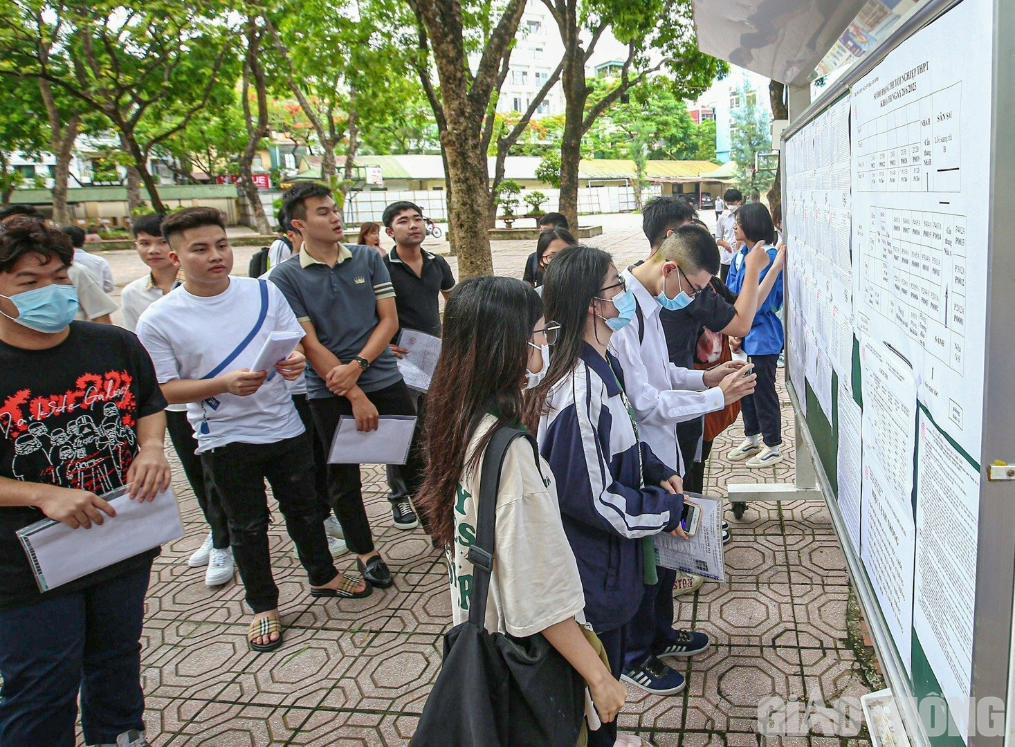 Tương tự, tại điểm thi trường THPT Nguyễn Tr&atilde;i (quận Ba Đ&igrave;nh, H&agrave; Nội) cũng đ&atilde; sẵn s&agrave;ng cho kỳ thi tốt nghiệp THPT năm 2023