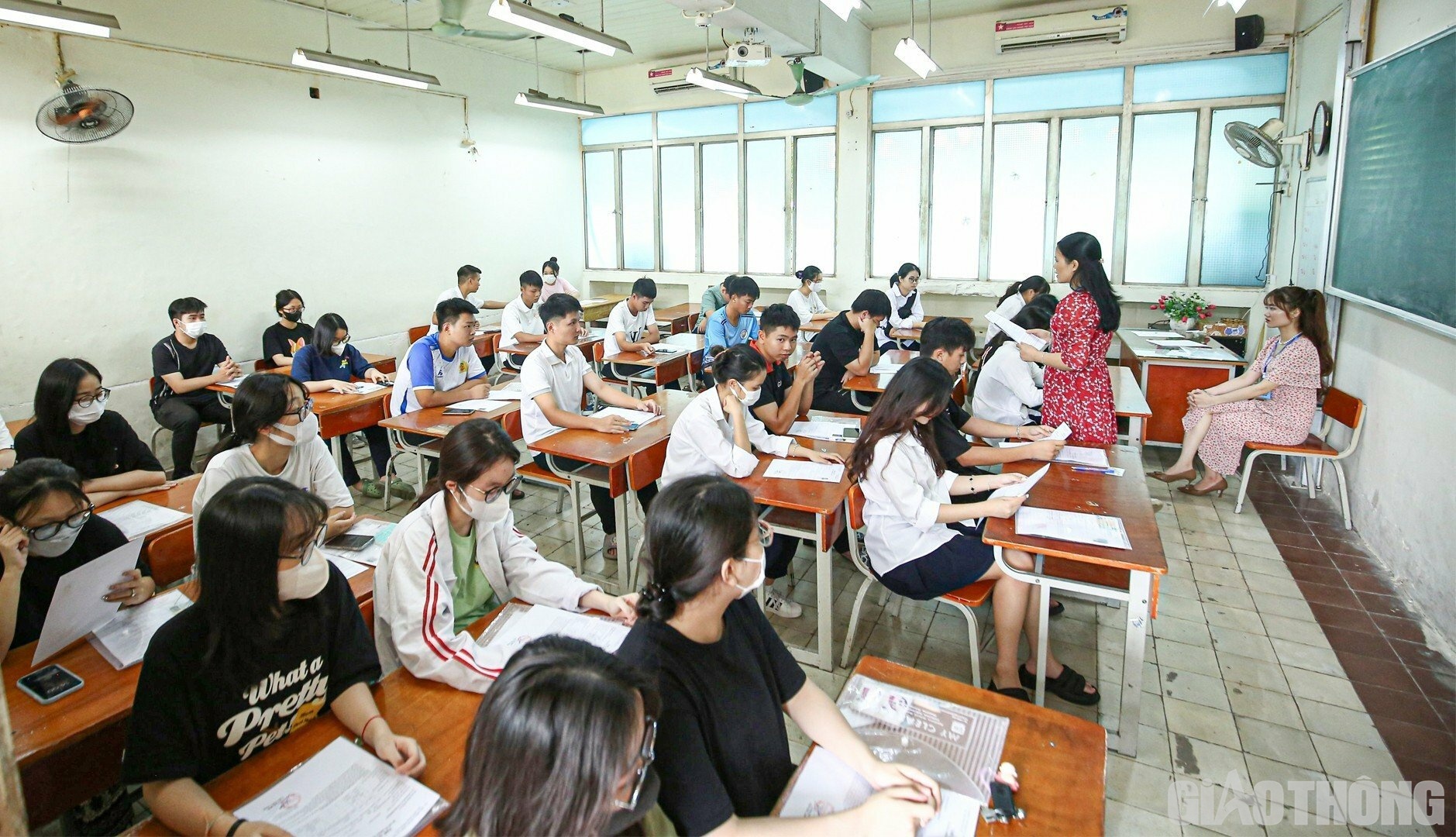 C&aacute;c th&iacute; sinh c&oacute; mặt ở ph&ograve;ng thi để l&agrave;m thủ tục dự thi