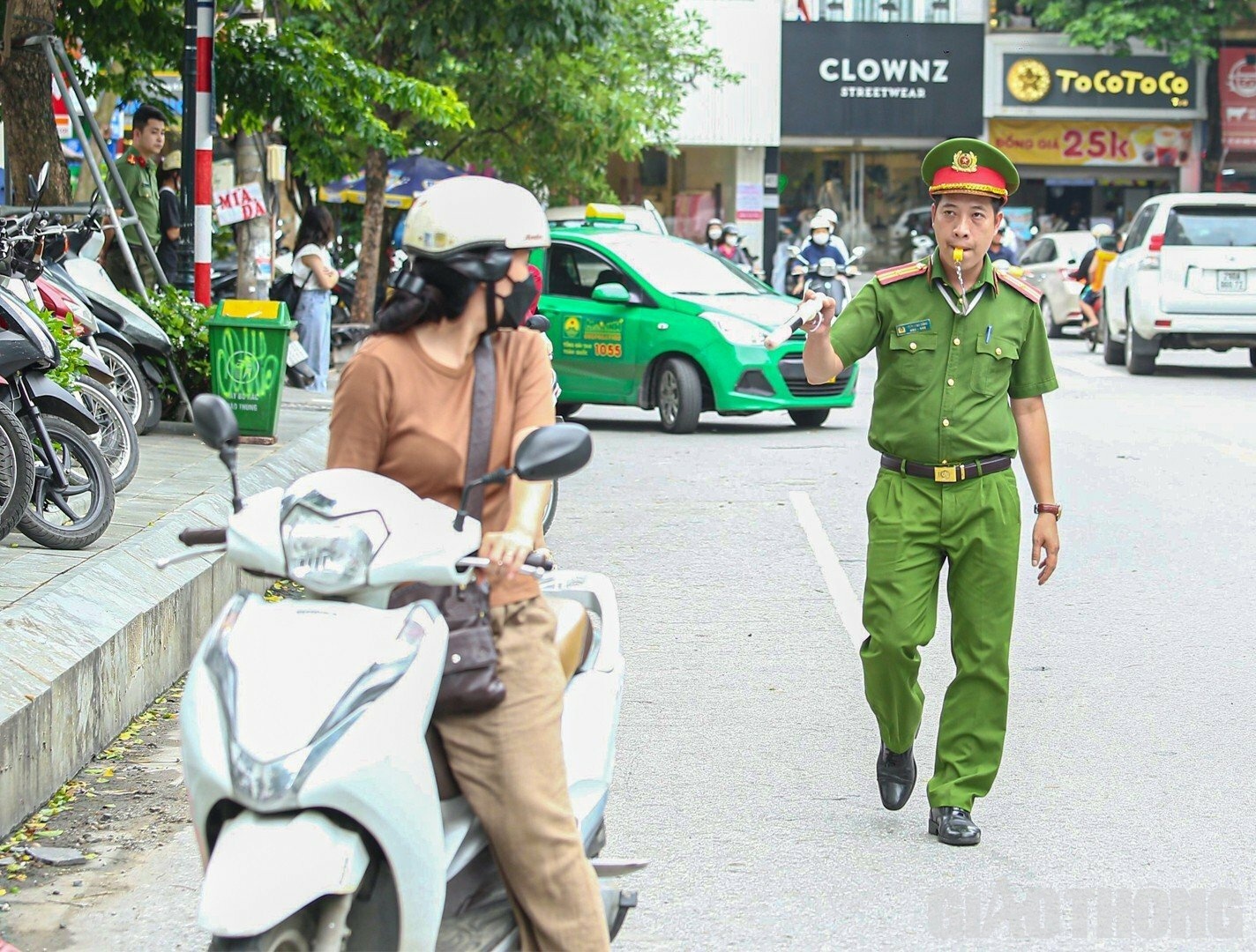 Ph&iacute;a b&ecirc;n ngo&agrave;i c&aacute;c điểm thi, lực lượng chức năng được bố tr&iacute; th&agrave;nh nhiều v&ograve;ng để đảm bảo an ninh, ph&acirc;n luồng giao th&ocirc;ng kh&ocirc;ng để xảy ra t&igrave;nh trạng &ugrave;n tắc