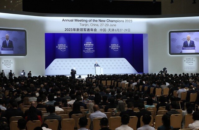 Gi&aacute;o sư Klaus Schwab, nh&agrave; s&aacute;ng lập ki&ecirc;m Chủ tịch điều h&agrave;nh WEF ph&aacute;t biểu khai mạc Hội nghị. Ảnh: VGP