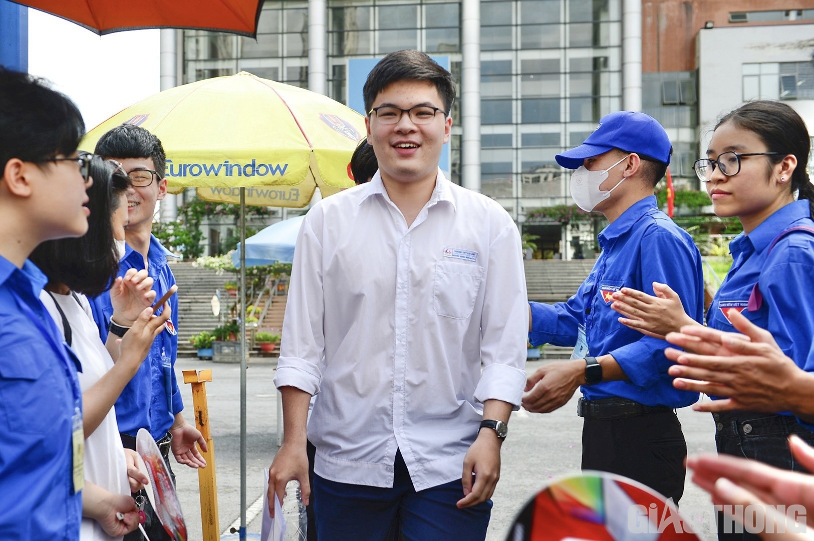 Bước ra điểm thi với t&acirc;m thế kh&aacute; thoải m&aacute;i, th&iacute; sinh Nguyễn Quang Huy (THPT Cầu Giấy) chia sẻ: "Mặc d&ugrave; c&oacute; ch&uacute;t bất ngờ về phần nghị luận văn học với t&aacute;c phẩm Vợ nhặt của nh&agrave; văn Kim L&acirc;m nhưng em vẫn cố gắng hết sức m&igrave;nh v&agrave; hy vọng đạt được 7,5 điểm"