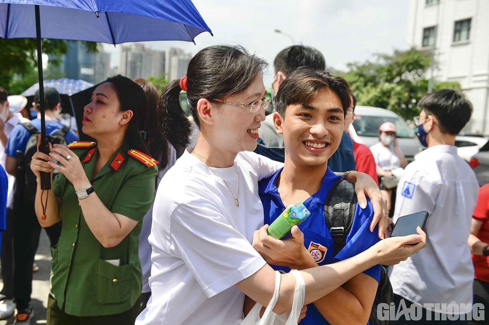 Đến điểm thi chờ c&aacute;c học sinh của m&igrave;nh từ sớm, C&ocirc; Ho&agrave;ng Thu B&igrave;nh (gi&aacute;o vi&ecirc;n trường THPT Nguyễn Bỉnh Khi&ecirc;m) cho hay: "Rất vui v&agrave; hạnh ph&uacute;c v&igrave; tất cả những nội dung trong đề thi t&ocirc;i đ&atilde; &ocirc;n kỹ cho c&aacute;c em. Hy vọng c&aacute;c em sẽ đạt được điểm số như mong muốn"