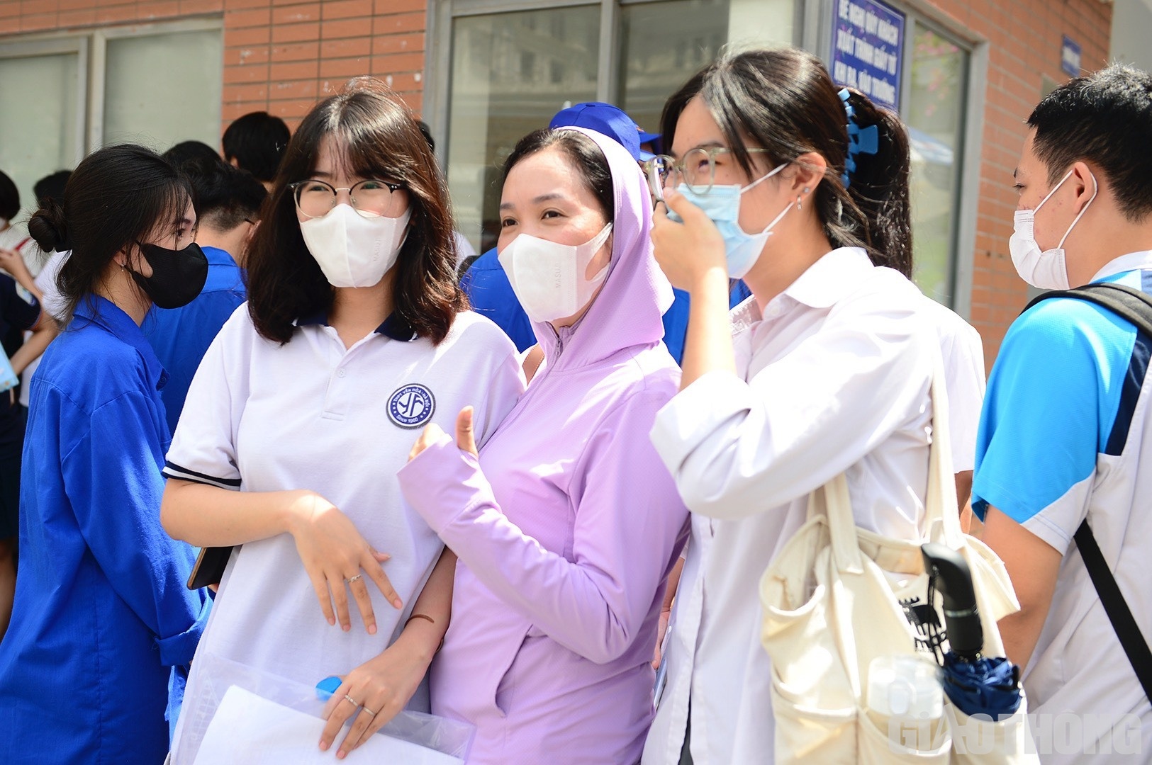 Nhiều phụ huynh thở ph&agrave;o nhẹ nh&otilde;m khi biết con ho&agrave;n th&agrave;nh tốt b&agrave;i thi của m&igrave;nh