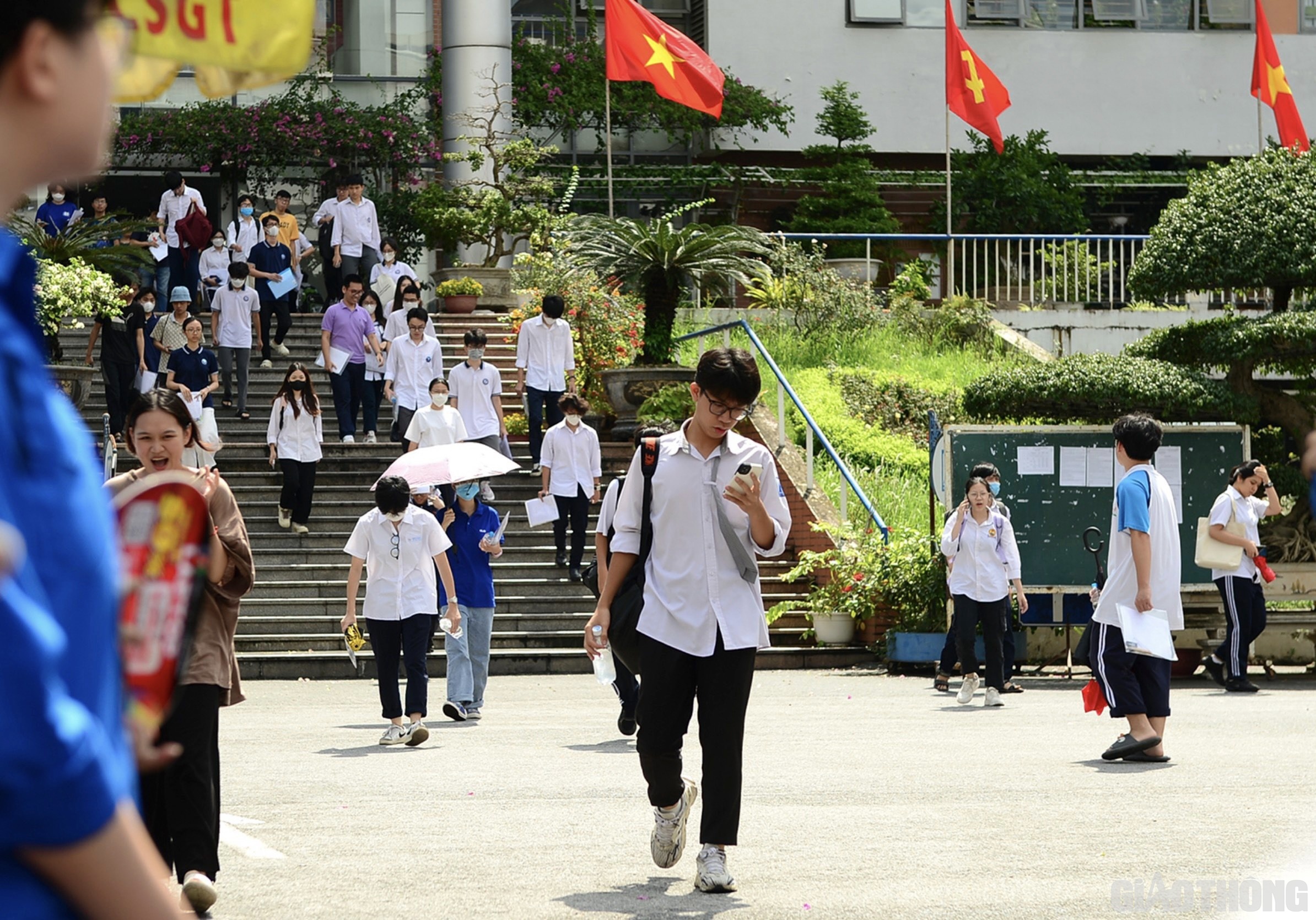 Sau 120 ph&uacute;t l&agrave;m b&agrave;i, c&aacute;c th&iacute; sinh đ&atilde; ho&agrave;n th&agrave;nh m&ocirc;n thi m&ocirc;n Ngữ Văn của kỳ thi tốt nghiệp THPT năm 2023