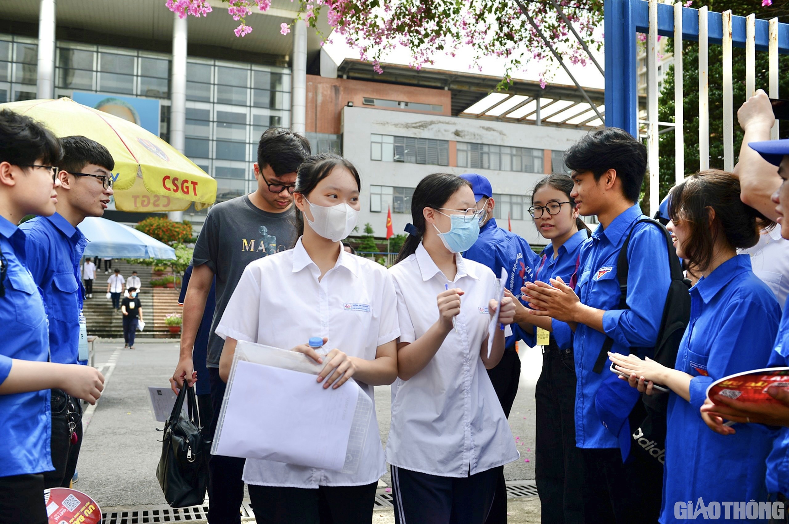 C&aacute;c th&iacute; sinh rời khỏi ph&ograve;ng thi trong tr&agrave;ng ph&aacute;o tay động vi&ecirc;n của c&aacute;c t&igrave;nh nguyện vi&ecirc;n