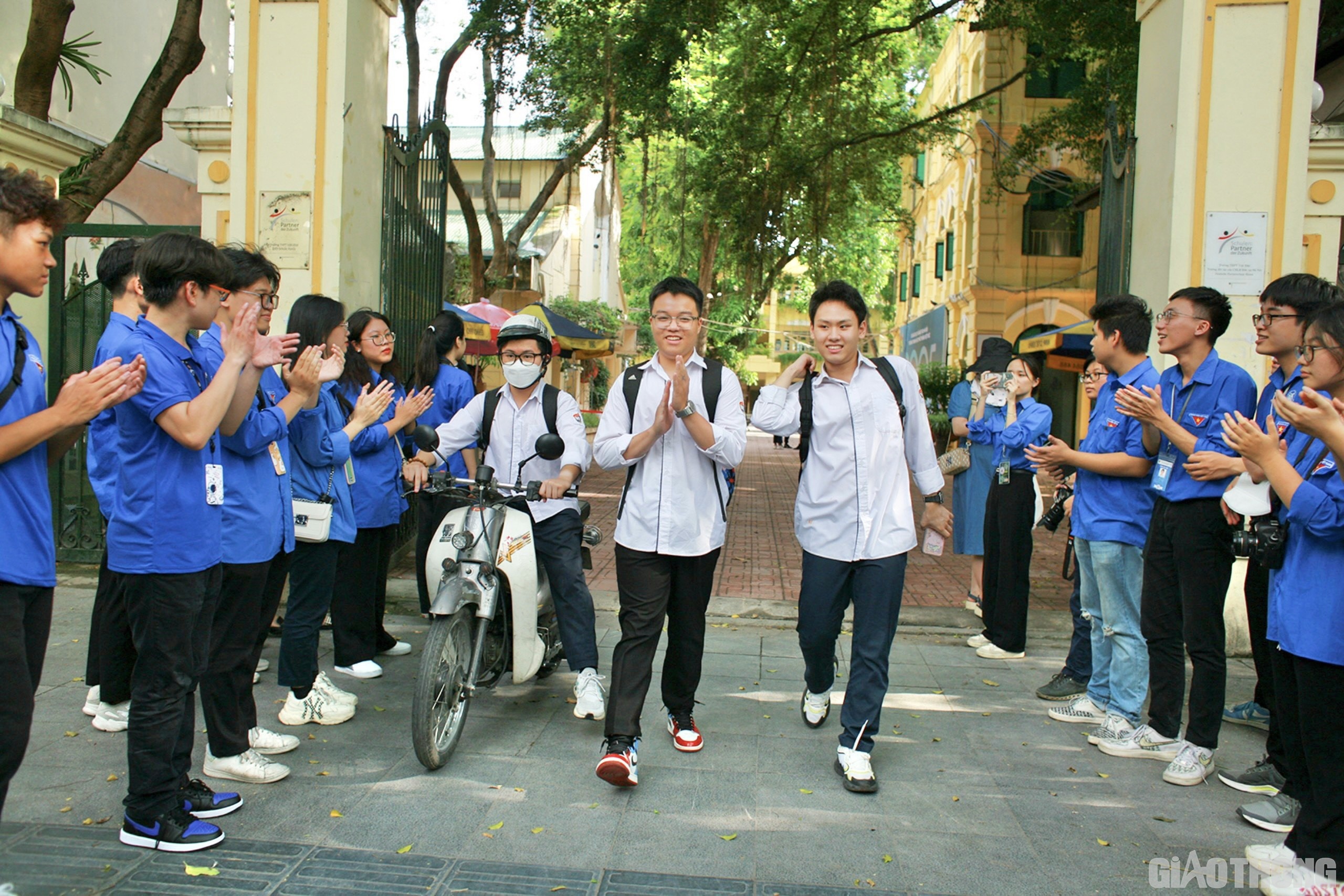 C&aacute;c th&iacute; sinh ho&agrave;n th&agrave;nh b&agrave;i thi To&aacute;n v&agrave; bước ra điểm thi với gương mặt rạng rỡ