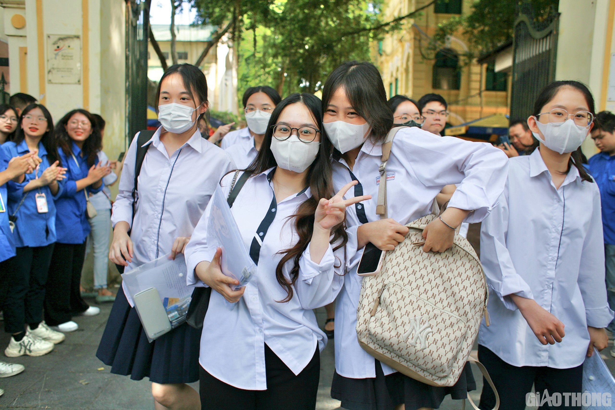 Nhiều th&iacute; sinh nhận định,cấu tr&uacute;c đề thi m&ocirc;n To&aacute;n kh&ocirc;ng c&oacute; sự thay đổi so với đề thi năm 2022 v&agrave; tương đồng với đề tham khảo của Bộ GD&ĐT