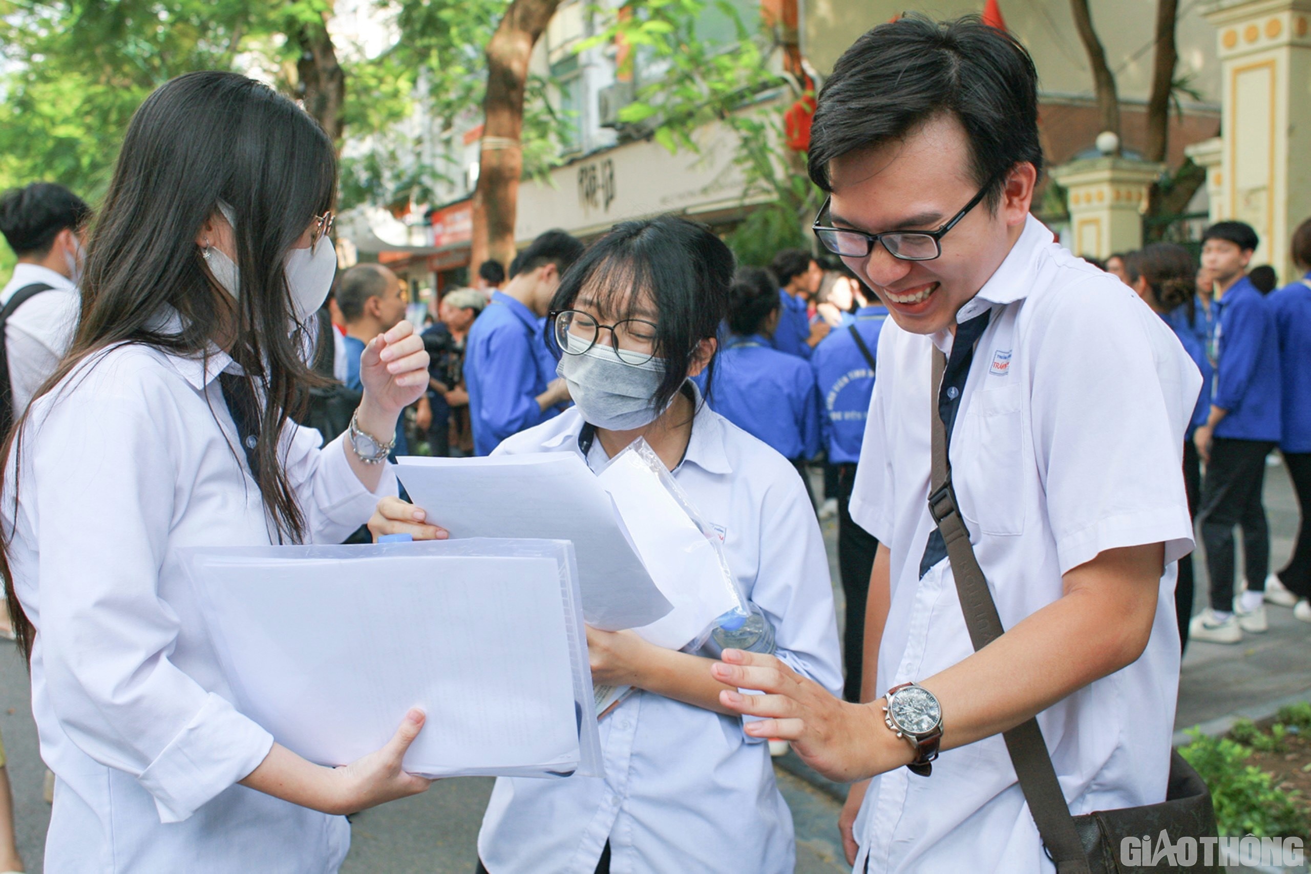 H&agrave;o hứng b&agrave;n luận c&ugrave;ng bạn về đề thi, th&iacute; sinh Trần B&igrave;nh Minh (THPT Trần Ph&uacute;) chia sẻ: "Với 10 c&acirc;u cuối, em đ&aacute;nh gi&aacute; độ kh&oacute; cao. Tổng thể đề thi đ&ograve;i hỏi học sinh cần c&oacute; kiến thức tổng hợp tốt, c&oacute; kỹ năng l&agrave;m b&agrave;i. Theo em, đa số c&aacute;c bạn c&oacute; thể đạt điểm 7-8, nhưng để đạt được từ 8,5 trở l&ecirc;n sẽ kh&oacute; hơn"
